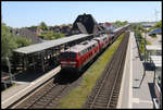 DB 218344-0 und eine Schwesterlok fahren hier mit einem Autozug nach Westerland am 29.5.2020 um 11.55 Uhr durch den Bahnhof Klanxbüll.