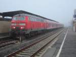 Fast wie frher: Im oberbergischen Nebel wartet 218 461-2 am frhen Morgen des 03.08.2012 in Overath mit ihrer RB auf die Rckfahrt nach Kln.