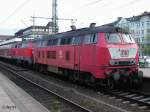 RE 35014 nach Westerland (Sylt) steht mit Doppeltraktion abfahrbereit in Hmb-Altona; 14.05.2002.