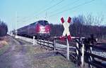 Im Februar 1975 fährt 220 059-0 (Bw Hannover, Krauss-Maffei 18568/1959) mit einem D-Zug nördlich von Rheine in Richtung Süden.