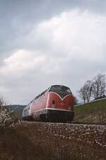 Kurz vor Ottbergen ist 220 082-2 (Bw Braunschweig, Krauss-Maffei 18591/1959) im April 1976 mit einem Eilzug unterwegs.