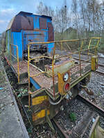 Überreste einer Diesellokomotive der Verkehrsbetriebe Peine Salzgitter, so gesehen im März 2024 in der Nähe des Hattinger Bahnhofes.