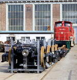 Ein Teleblick über den Zaum der WISAG, im Vordergrund aufgearbeitete Drehgestelle der V100, dahinter eine Lokomotive der Baureihe 363 der DB AG , die 363 678-4.