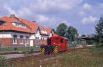 Lok nr 1 des VEFS rangiert zum Bahnsteig in Bocholt und passiert das Bahnhofsgebäude von 1904, am 03.09.1995, 13.19u.