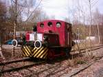 327 001-4 versteckt sich im Bahnhof Olpe (Sauerland) im April 2004 zwischen Bschen und kleinen Bumen.