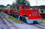 Die DKBM Lokomotive  »V 17«  [Windhoff 765 / Bj.1943  (Typ  HK130C)]  wartet am 07.07.1990 im Kleinbahnhof der DKBM auf eine Reisendengruppe.