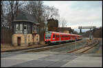 Der RE Erfurt - Rentwertshausen (- Würzburg) beschleunigt am 03.02.2024 nach kurzem Halt in Plaue aus dem Bahnhof.