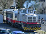 Die Rangierlokomotive WLH45  Silberpfeil  schiebt den Dieseltriebwagen VT 413 der SAB  auf das Gelände der Firma Reuschling in Hattingen.