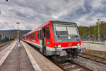 928 533 hält als RB 23625, auf der Fahrt von Miltenberg nach Buchen (Odenw), im Bahnhof Amorbach.