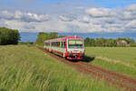 neg 628 071-2 erreicht in Kürze den Haltepunkt Maasbüll auf seiner Fahrt über die Kleinbahn von Niebüll nach Dagebüll Mole.