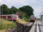Zwei Zge in Freinsheim: Von links kommt eine Regionalbahn von Frankenthal Hbf zur Weiterfahrt nach Ramsen; rechts steht abgestellt die Regionalbahn nach Neustadt (Weinstr) Hbf (17.07.2010)