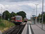 Betriebsgeschehen im Bahnhof Freinsheim: Im Vordergrund die Regionalbahn von Frankenthal Hbf nach Ramsen; hinten steht abgestellt die Regionalbahn nach Neustadt (Weinstr) Hbf (17.07.2010)
