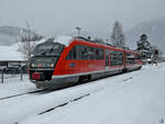 Winterliche Ankunft des Dieseltriebzuges 642 218 am Bahnhof Pfronten-Ried.