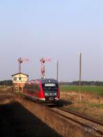 Seit April 2003 kommen auf den Strecken Dessau - Aschersleben und Magdeburg - Aschersleben vermehrt Triebwagen der Baureihe 642 zum Einsatz. Das Foto zeigt einen solchen Triebwagen als Regionalbahn von Dessau nach Aschersleben in der Nhe von Elsnigk (Anhalt).