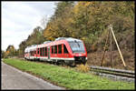 DB 648318 verläßt hier am 28.10.2023 um 15.28 Uhr den Haltepunkt Adelsdorf auf der Fahrt von Markt Erlbach nach Nürnberg.