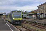 650 704 verlässt als RB 24 Bayreuth-Bad Steben am 21.10.2023 den Bahnhof Kirchenlaibach.