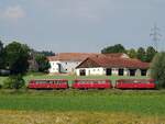 Die dreiteilige rote PEF-Schienenbusgarnitur ist relativ gut ausgelastet, und befindet sich auf der Hausruckbahn unweit der Haltestelle Oberbrunn; 220616