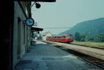 Der Uerdinger Schienenbuszug erreicht den Bahnhof Eyach, er ist auf der DB-Nebenbahn Tübingen-Horb unterwegs (1983)  