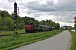 Der Bayerische Localbahn Verein ist mit E69 005 und einem Sonderzug unterwegs zurück von Prien am Chiemsee nach München Ost und verlässt hier gerade bei schwierigen