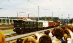 E 91 99 mit gemischem Gterzug auf der Fahrzeugparade  Vom Adler bis in die Gegenwart , die im September 1985 an mehreren Wochenenden in Nrnberg-Langwasser zum 150jhrigen Jubilum der Eisenbahn in