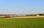 DB 101 143 rollt am Morgen des 28.04.2021 mit IC 2083 Hannover Hbf-Freilassing, bei Holtensen/Linderte durch die Landschaft.