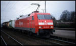 152010 fährt hier am 27.03.1999 um 15.45 Uhr mit einem kurzen Güterzug durch den Bahnhof Elze in Richtung Hannover.