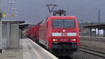 Am 27.03.2021 fährt 152 151-7 mit einem Kranzug von DB Netz Notfalltechnik von der Nord-Süd Strecke kommend in Flieden durch Gleis 7 in Richtung Fulda.