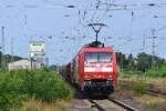 152 082-4 fährt mit einem gemischten Güterzug durch Jessen in Richtung Falkenberg.