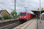 DB 185 338-1 + 185 224-3 mit Kohlewagen Richtung Bebra, am 30.07.2023 in Bad Hersfeld.