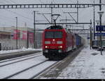 DB - Loks 185 092 + 185 ??? vor Güterzug bei der durchfahrt im Bhf.