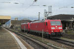 Die 185 131 und 185 123 der DB Cargo durchfahren den Bahnhof Basel Bad leer auf Gleis 1 Richtung Norden, Richtung Weil am Rhein.