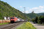 185 148 mit KLV nach Norden auf der rechten Mittelrheinstrecke bei Braubach am 09.05.2024
