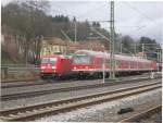 Ein RE-Ersatzzug nach Lichenfels berholt am 15.01.11 die wartende 185 243 in Kronach.