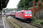 DB 185 137-7 mit Fas-Wagen Richtung Vohwinkel, am 13.10.2023 in Wuppertal Hbf.