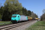 185 575 war am 21. April 2021 mit einem Holzzug bei Niederaudorf im Inntal in Richtung Kufstein unterwegs.