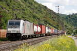 Lineas 186 385 am 13.05.2024 mit einem Containerzug bei Braubach