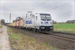 187 512-9 ist mit einem Containerzug in Richtung Fulda unterwegs,gesehen am 26.03.2024 bei Kerzell.
