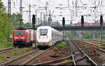 812 214-3 (Tz 9214) und 812 213-3 (Tz 9213) durchfahren als Umleiter den Bahnhof Magdeburg-Sudenburg und überholen dabei 189 005-2.