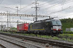 Siemens Vectron 193 656-6 durchfährt am 18.04.2024 den Bahnhof Pratteln.