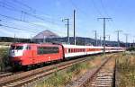 Wegen Umbauarbeiten im Bahnhof Weienfels verkehrten im Sommer 1999 Umleiter von Halle nach Erfurt und retour ber Sangerhausen.
103 174 verlt den Bahnhof Sangerhausen in Richtung Erfurt.
