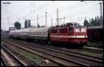 DR 211083 fährt am 8.5.1989 mit einer Dosto Garnitur in den Ostberliner Bahnhof Warschauer Straße ein.