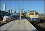 Generationentreffen am 09.05.2024 in Frankfurt am Main: Links ein ICE der Baureihe 406 aus Brüssel und rechts die gute alte Bügelfalte, CBB 110 383-7, mit dem SSN-Sonderzug aus Rotterdam.
