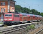 111 216-8 mit dem RE 59093 kommt mit 7 Minuten Versptung in Pfaffenhofen an, 22.06.2011