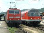 Lok 111 066-7 und ein weitere regionalzug in Treuchtlingen am 8 juli 2003
