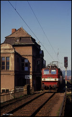 242186 im S-Bahn Dienst mit Personenzug nach Dresden am 5.5.1990 am Stellwerk 1 in Meissen.