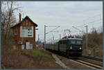242 001-6 rollt mit dem Sonderzug 61424 nach Niemberg an der Blockstelle Ostermark nördlich von Köthen vorbei.