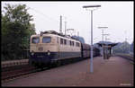 150048 fährt am 23.5.1990 um 12.15 Uhr mit einem Ganzzug in Richtung Aschaffenburg durch den Bahnhof Kahl am Main.