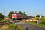 155 124 von Leipziger DampfkulTour zieht einen Getreidezug durch Güterglück in Richtung Magdeburg.