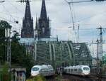 2x ICE3 in Köln=Messe/Deutz mit Blick auf die Hohenzollern-Brücke und Dom, 30.07.13