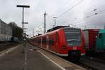 Der 425 079-1 der DB Regio NRW fährt mit dem RB 33 in Aachen-West ab.